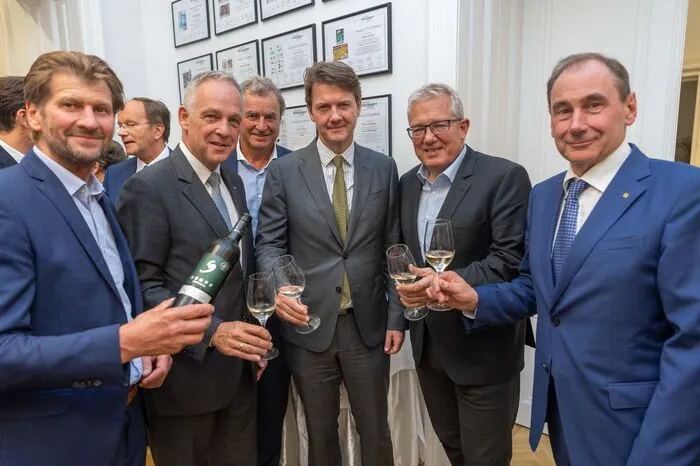 Winzer Walter Skoff schenkt ein für Martin Gölles (Hypo), Gerald Fleischmann (Volksbank), Thomas Spann (Kleine Zeitung) und Martin Schaller (Raiffeisen)
