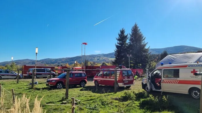 Die Leitzentrale in einem Feld in Hirschwang