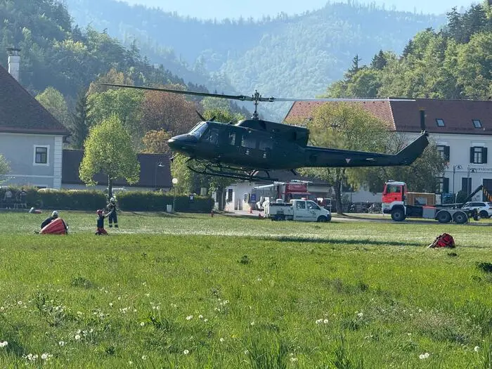 Einer von mehreren Hubschraubern, die bei der Brandbekämpfung im Einsatz sind