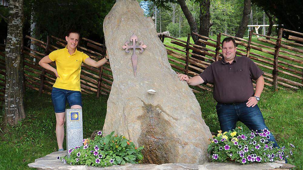 Die Hoiswirt-Betreiber, Jasmine und Andreas Gruber haben einen „Jakobsbrunnen“ errichtet 