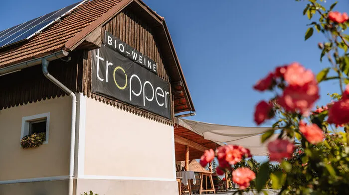 Das Weingut Tropper besticht durch das allgegenwärtige Bestreben, vinophilen Genuss in nachhaltigen klimapositiven Kreisläufen zu produzieren