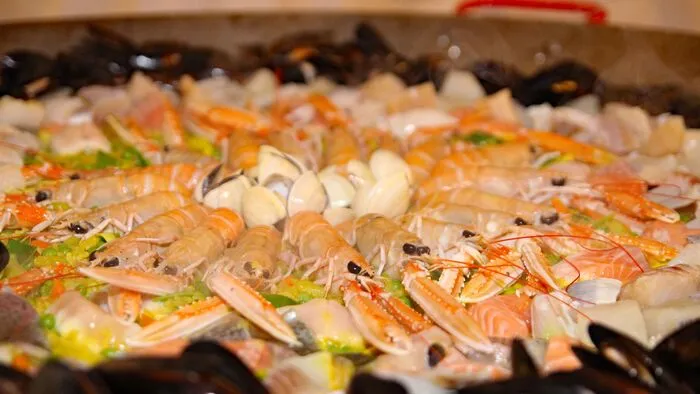 Es war alles da. Fischköstlichkeiten aus Meer, See und Fluss. Mariniert, gegrillt, gebeizt und wunderschön angerichtet. Die Köstlichkeiten ließen die Herzen der Gourmets in der WAC-Lounge höher schlagen. 