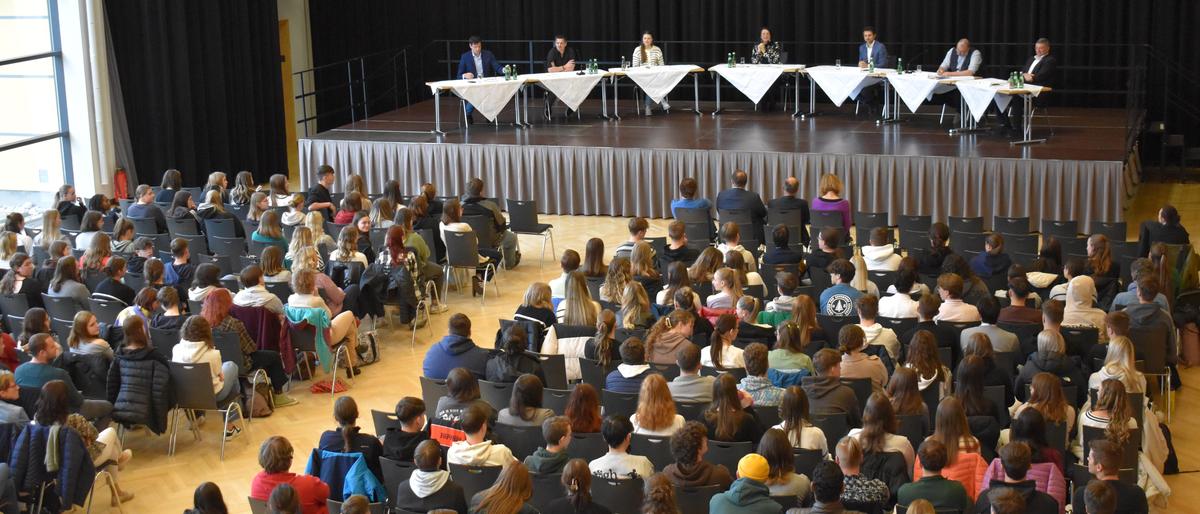 Anlässlich des Wahljahres 2024 fand in Krieglach eine Podiumsdiskussion mit Politikern von SPÖ, ÖVP, FPÖ, Grünen, KPÖ und Neos statt