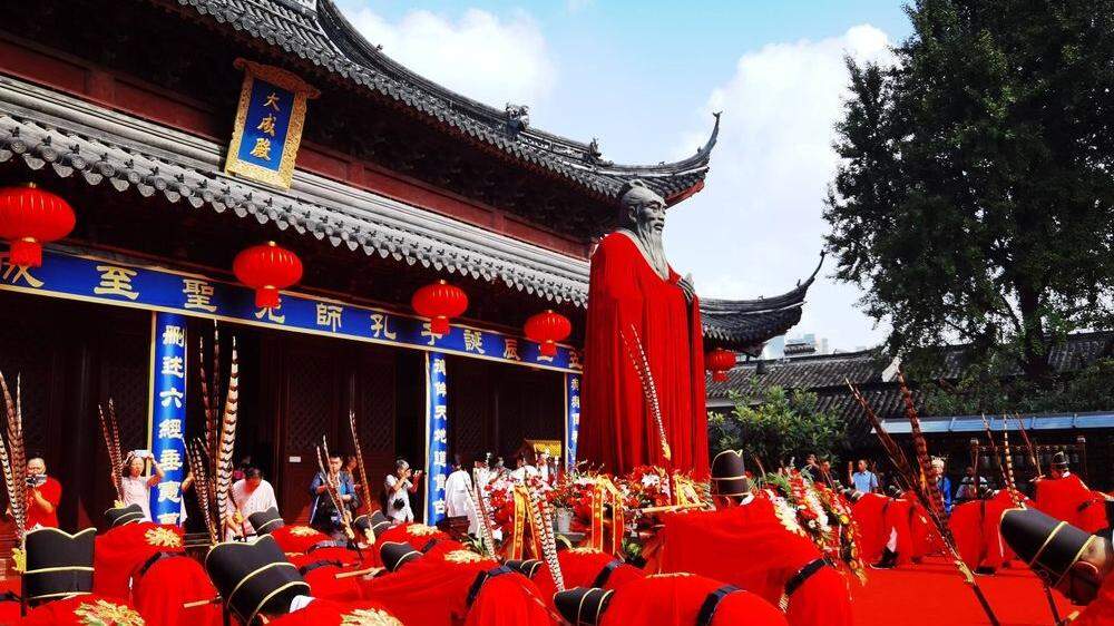 Anhänger von Konfuzius ehren den Philosophen aus Anlass seines 2571. Geburtstags mit einer Zeremonie in Nanjing