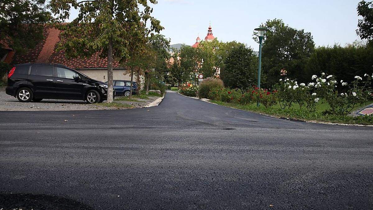 Die bislang geschotterte Zufahrt wurde asphaltiert