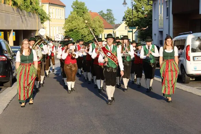 Das Zentrum von Kirchberg wurde in eine Zapfenstreich-Klangwolke getaucht. Mehrere hundert Teilnehmer marschierten mit Musikbegleitung durch den Ort zur Kirche, wo zum Gedenken an gefallene Soldaten und den Attentatopfern in Graz Kränze niedergelegt wurden.