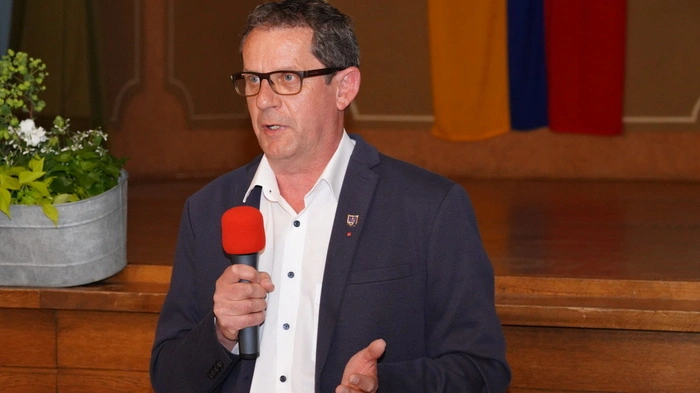 Thomas Schäfauer (SPÖ) begrüßt die Anwesenden zur konstituierenden Sitzung des Seebodener Gemeinderates im Kulturhaus der Marktgemeinde