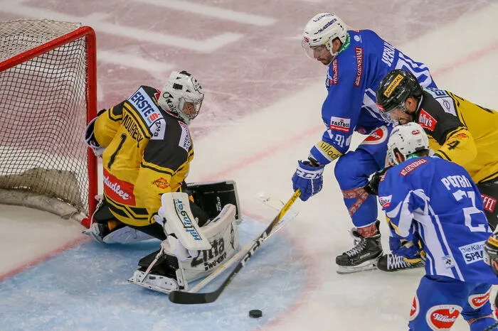 Dabei wurden die Caps im Viertelfinale ausgeschaltet, kurz darauf verließ Keeper JP Lamoureux (links) die Adler Richtung Wien, Verlic blieb zwei weitere Jahre.