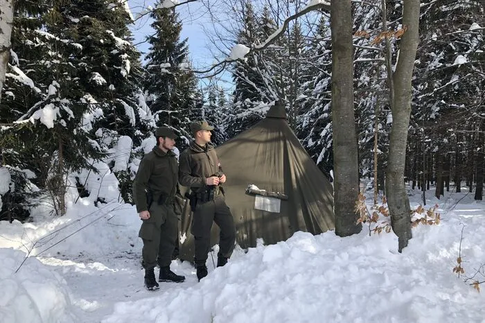 Die Rekruten Daniel aus Osttirol und Dalibor aus Schwaz haben ihren Posten an der Grenzübertrittsstelle St. Lorenzen ob Eibiswald bezogen.