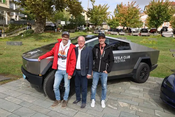 Organisiert wurde die Tour von den Präsidenten des Tesla Club Austria Marco Hornegger aus Salzburg und Bernd Donner aus Kirchberg an der Raab. Im Bild mit Vizebürgermeister Eduard Fasching (M)