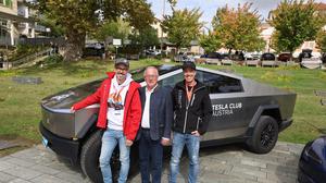 Die Präsidenten des Tesla Clubs Bernd Donner aus Salzburg und Marco Hornegger aus Kirchberg an der Raab mit Vizebürgermeister Eduard Fasching