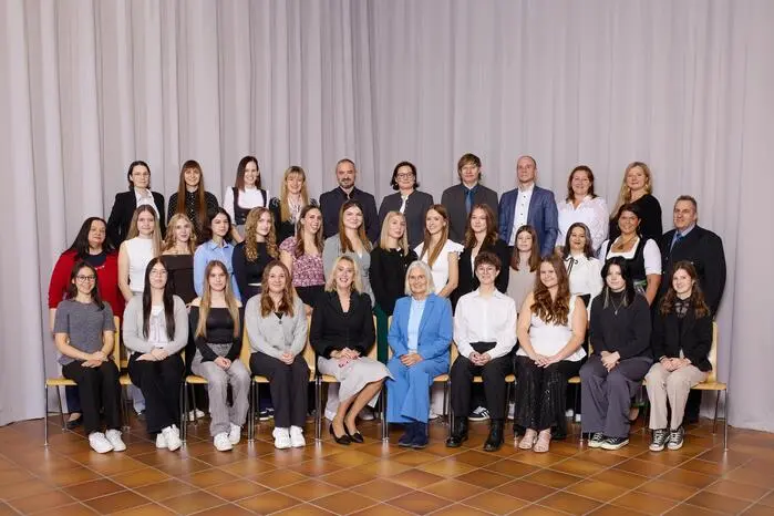 Die 5B-Klasse der HLW Feldbach von Klassenvorständin Petra Mehsner: Dana Amschl, Laura Freißmuth, Sophie Fuss, Leandra S. Gangl, Lena Gutmann, Elena Hasenburger, Chiara P. Hirschmann, Lena Hirschmann, Anna-Lena Hirtl, Laura Lammer, Valentina R. Marx, Katharina Mendl, Nadine Niederl, Saphira Prassl, Marie Putz, Anna M. Röck, Alexandra Scheucher und Elena Steidl