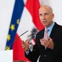Arbeitsminister Martin Kocher wird sich ab Montag mit dem Gesundheisministerium und Experten zu einer möglichen 3G-Regel am Arbeitsplatz beraten.