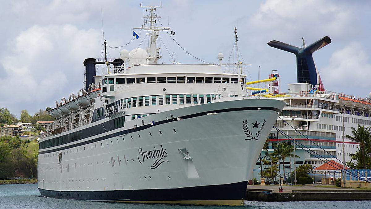 Die &quot;Freewinds&quot; im Hafen von St. Lucia