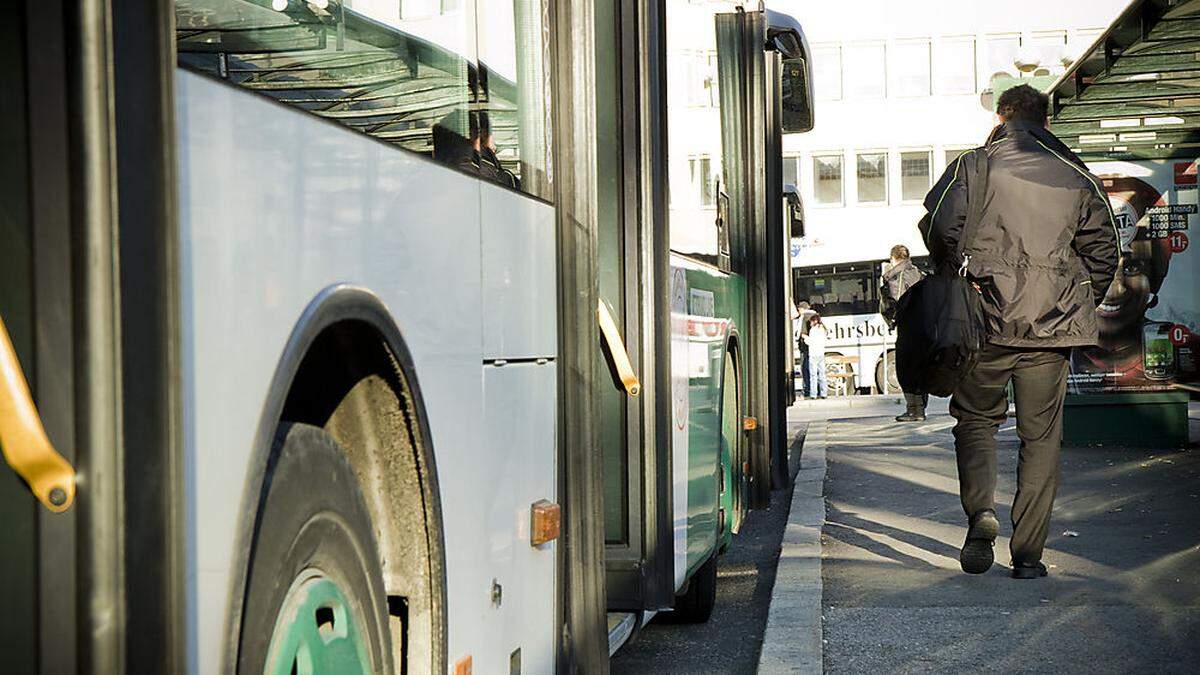 Der Buslenker der Linie 32 konnte durch eine Notbremsung einen Zusammenstoß mit dem Pkw verhindern