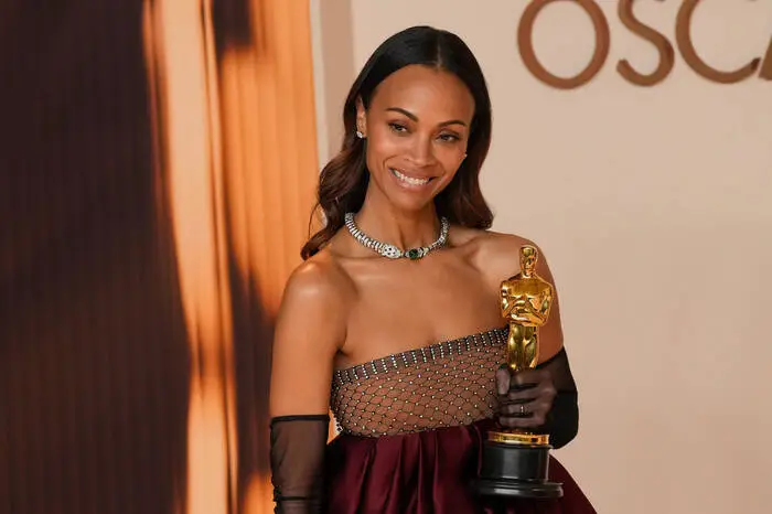 Zoë Saldaña kann ihr Glück kaum fassen, sie wurde am Sonntag als „Beste Nebendarstellerin“ ausgezeichnet. Damit ist sie die erste Amerikanerin mit dominikanischen Wurzeln, die einen Oscar bekommt.