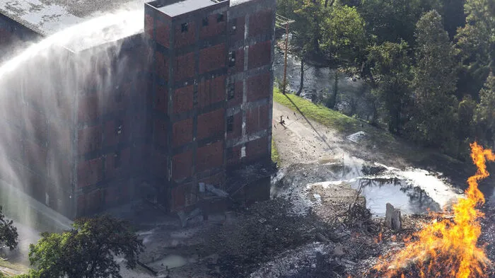 Feuer in Lagerhalle zerstörte 45.000 Fässer Jim-Beam-Whiskey