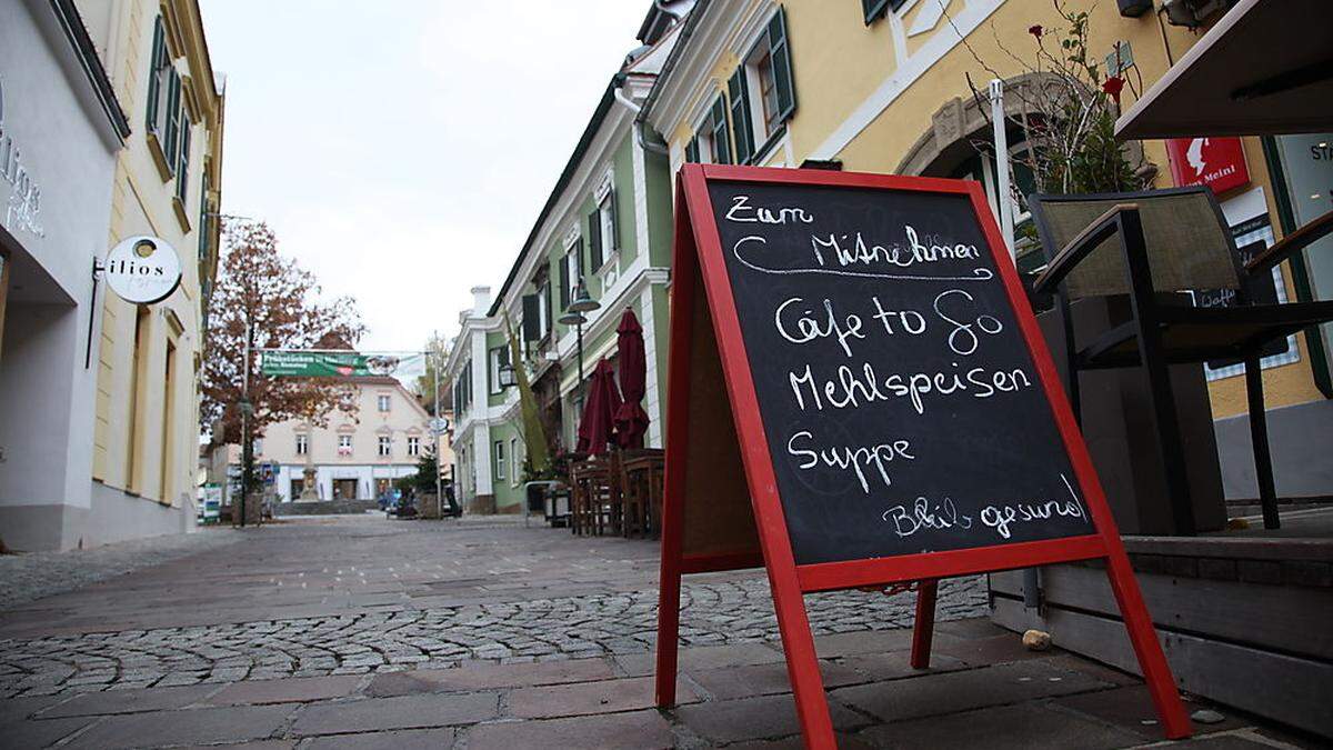 Tafeln mit Werbung für Essen und Getränke zum Mitnehmen prägen aktuell das Straßenbild in Hartberg und Fürstenfeld
