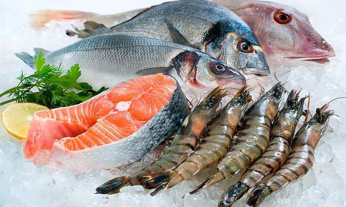 Um den Bedarf an den Omega-3-Fettsäuren EPA und DHA zu decken, empfehlen Ernährungsgesellschaften ein bis zwei Portionen fetten Fisch wöchentlich