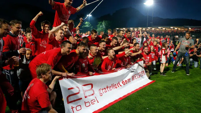 Der fünfte Aufstieg in Folge Zum fünften Mal in Folge ist der GAK bereits aufgestiegen. Der Durchmarsch von der 1. Klasse in die Regionalliga ist damit perfekt. Verfolger St. Anna/Aigen bot den „Roten“ lange die Stirn, ließ sich erst in den letzten beiden Runden abhängen. Mit sechs Punkten Vorsprung fixierten die Grazer den Titel in der Landesliga und sicherten sich zudem einen Startplatz im ÖFB-Cup, wo die Preiß-Elf am 21. Juli den FC Mannsdorf empfängt. Eine Woche später startet der GAK gegen Bad Gleichenberg in die Regionalliga-Saison. Am Kader hat sich einiges geändert, unter anderem läuft Dieter Elsneg wieder für den GAK auf. Kader Grazer AK: Patrick Haider, Lukas Hösele, Aleksandar Dabic, Lukas Graf, Stefan Kammerhofer, Stefan Karre, Gernot Kraut, Dominik Messner, Luca Puster, Orhan Vardic, Marco Allmannsdorfer, Manuel Bloder, Max Birke, Erik Derk, Dominik Derrant, Florian Gruber, Dominik Hackinger, Luka Kiric, Marco Perchtold, Gerald Säumel, Andreas Fischer, Marco Heil, Alexander Rother