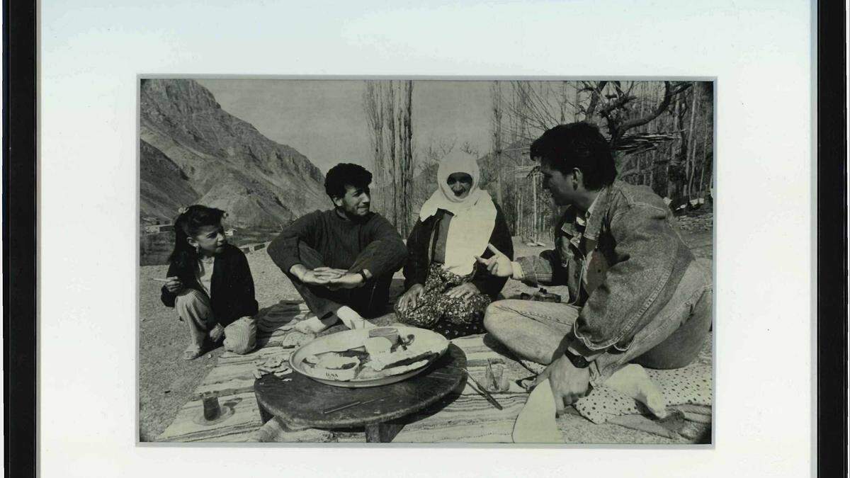 Haben sie überlebt? Der junge Autor (re.) mit Achmed und seiner Familie auf dem Dach ihres anatolischen Lehmhauses 