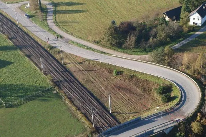 Der Lenker, ein in Klagenfurt lebender Bosnier, und ein ebenfalls aus Klagenfurt stammender Mitfahrer (23), kamen bei dem Unfall ums Leben. Der Beifahrer, ein 22-jähriger Villacher, erlitt lebensbedrohliche Verletzungen.
