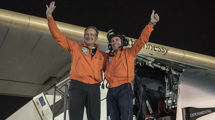 Die Piloten Andre Borschberg und Pilots Bertrand Piccard (rechts)