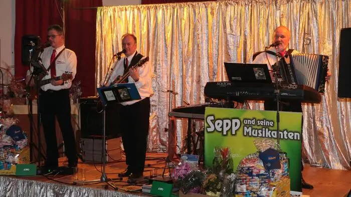 Zum bereits 20. Mal ging am Samtag der Nelkenball der SPÖ Hatzendorf - Fehring über die Bühne. Für Stimmung sorgte die Musikgruppe "Sepp und seine Musikanten".