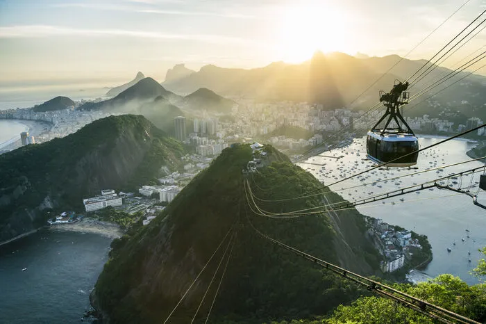 Rio de Janeiro. Die Silvesterfeier am Strand der Copacabana in Rio de Janeiro bietet warmes Wasser und grandiose Feuerwerke. Zwischen zwei und drei Millionen Menschen kommen jedes Jahr an den Strand, um das neue Jahr zu begrüßen.
