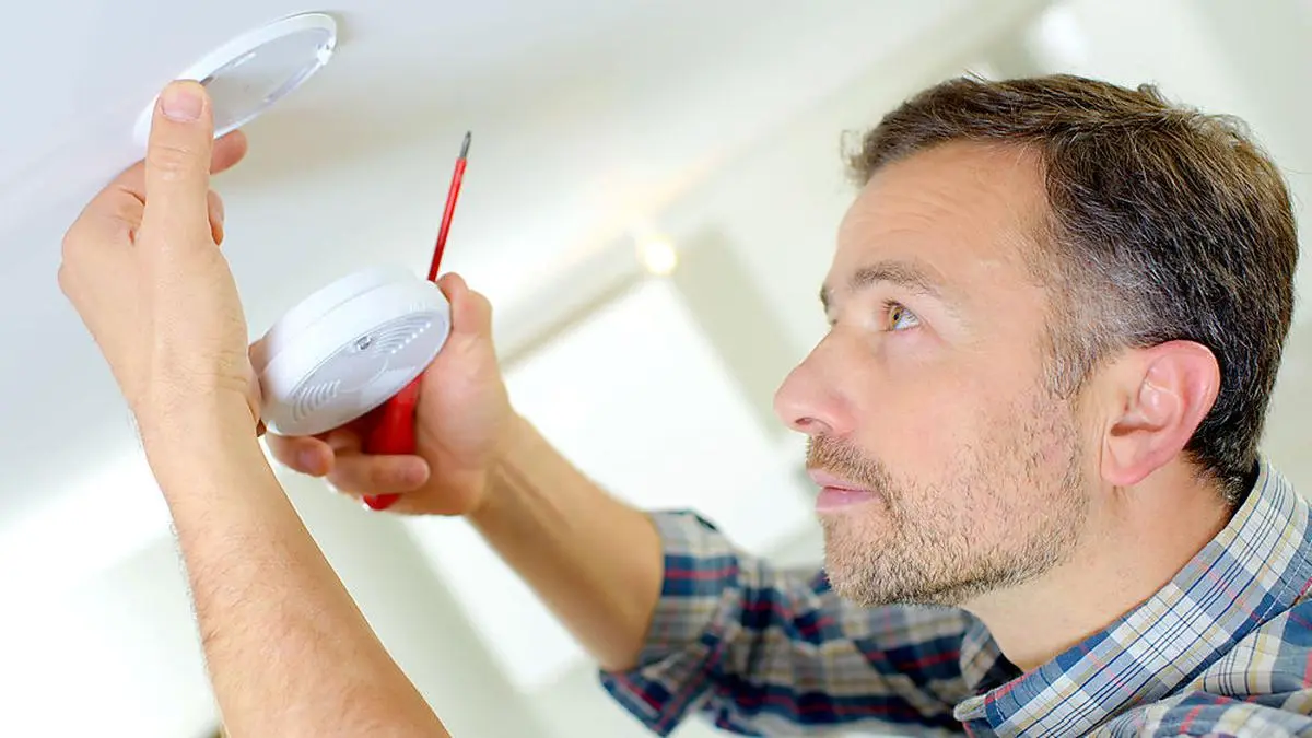 Im Notfall retten Rauchmelder Leben. Die Installation eines solchen ist daher mehr als empfehlenswert