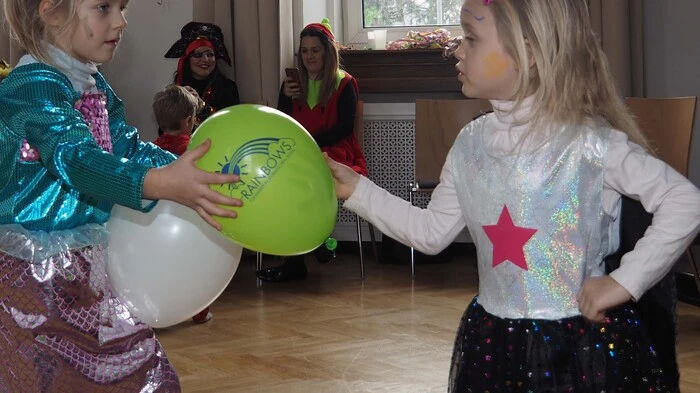 Ausgesprochen bunt verlief der Donnerstagnachmittag im Klagenfurter Diözesanhaus. Das Familienwerk hatte zum Kindermaskenball geladen.