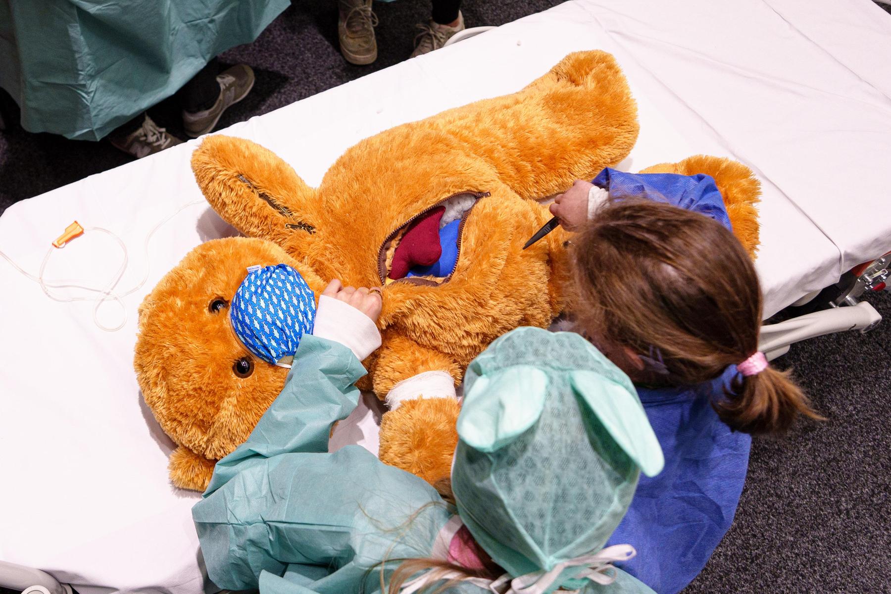Teddy-Krankenhaus: Wenn der Teddy operiert werden muss