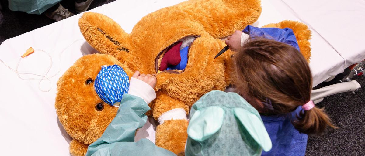 Diagnose: Bauchschmerzen. Therapie: Krankheitserreger heraus operieren. Im Teddybären-Krankenhaus dürfen junge Chirurginnen und Chirurgen Stofftiere heilen