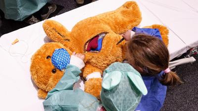Diagnose: Bauchschmerzen. Therapie: Krankheitserreger heraus operieren. Im Teddybären-Krankenhaus dürfen junge Chirurginnen und Chirurgen Stofftiere heilen