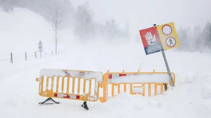 Bei akuter Lawinengefahr wie etwa im Winter 2022 im Schladminger Obertal beurteilen Lawinenkommissionen die Lage und empfehlen gegebenenfalls Maßnahmen wie Straßensperren