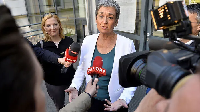 Ulrike Lunacek, Spitzenkandidatin der Grünen, wird vor dem Wahllokal von Medienvertretern erwartet.