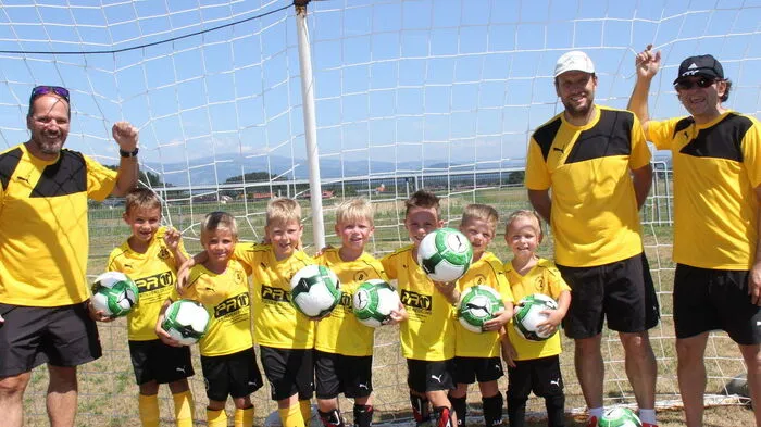 120 Kinder aus dem Bezirk Völkermarkt trainieren im Sportzentrum Globasnitz das Fußballspiel. Organisator ist der Globasnitzer Trainer Karl-Franz Miheu.