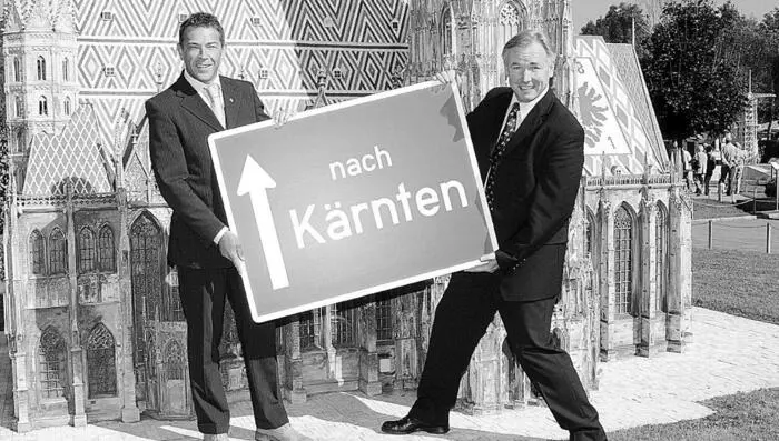 Jörg Haider und Gerhard Dörfler präsentierten im Oktober 2002 die „Nach Kärnten“-Tafel im Minimundus in Klagenfurt, bevor sie in Wien aufgestellt wurde. 