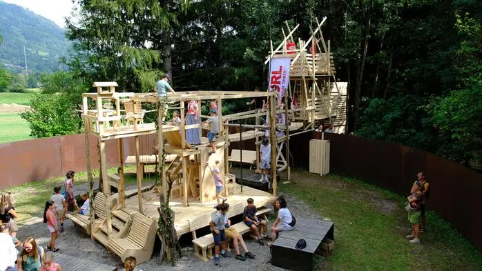 Eine von Kindern gebaute Stadt aus Holz
