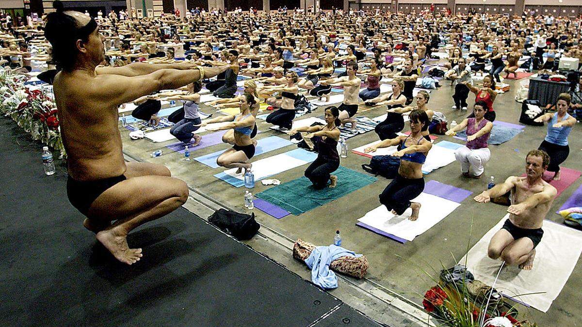 Bikram Choudhury mit seinen Joga-Anhängern