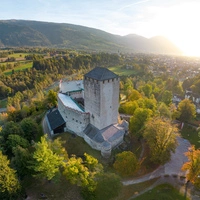 Aktuell strahlen Schloss Bruck und ganz Lienz in den herrlichsten Hersbstfarben