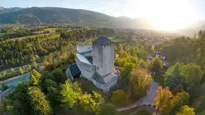Aktuell strahlen Schloss Bruck und ganz Lienz in den herrlichsten Hersbstfarben