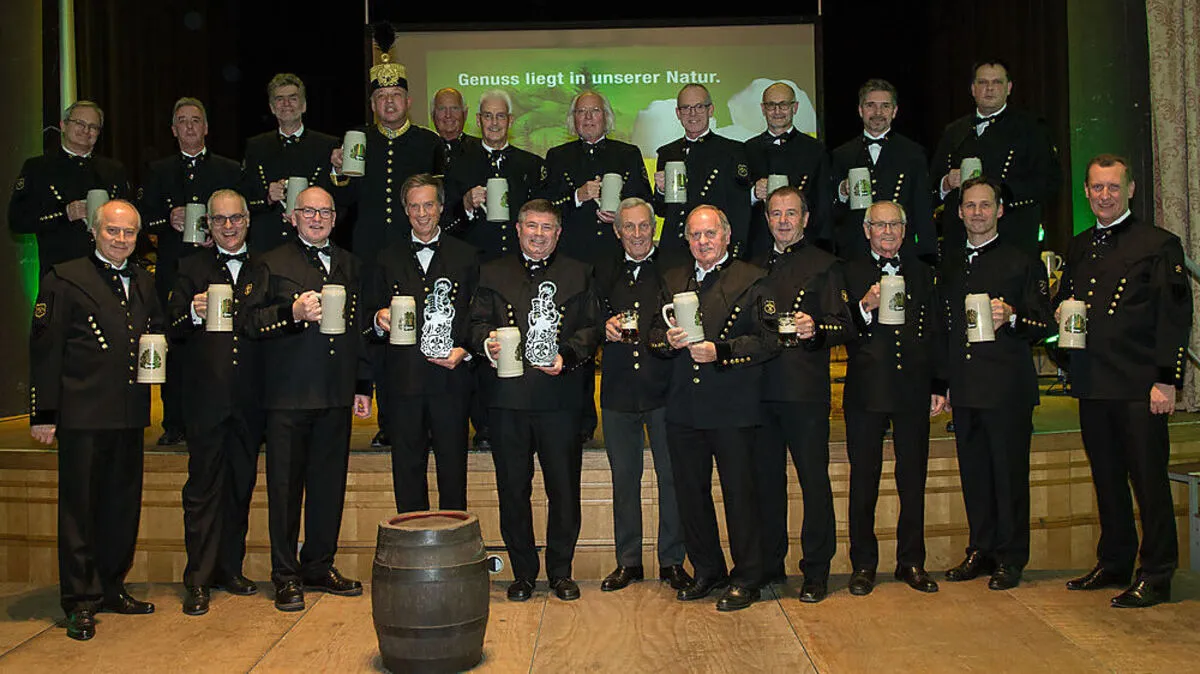 Die zwei Neuen im Kreis der anwesenden Ehrenhüttenleute