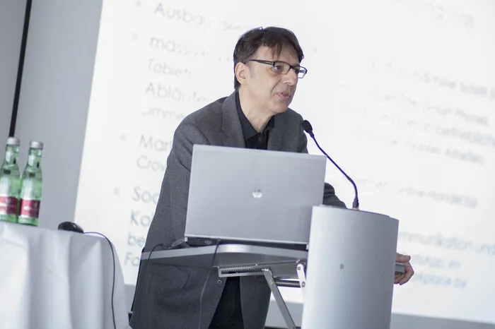 Vor der Podiumsdiskussion kamen Experten zu Wort. Ist das Arbeitsrecht für eine Regelung der digitalisierten Arbeitswelt anwendbar? Nein, sagt Martin Risak, Arbeits- und Sozialrechtsexperte der Uni Wien. Da Arbeit zeitlich und örtlich immer unabhängiger vom Betrieb passiert, werde auch die Kontrolle digital über die Endgeräte der Beschäftigten zunehmen.