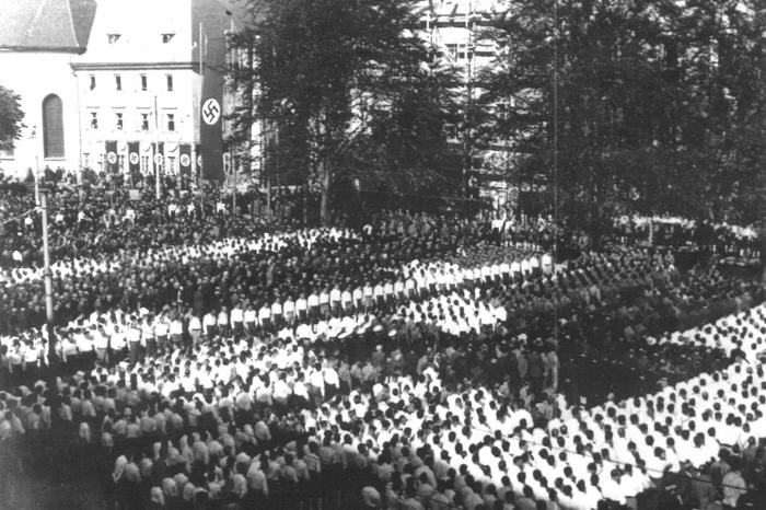 Jene Stelle, ander heute der Kiki Kogelnik-Brunnen steht, diente als Aufmarschplatz der Nazis.