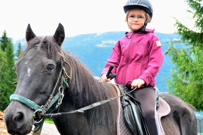 Sophie Brunner, Volksschule Tröpolach: „ Meine Lehrerinnen habe ich beim Schnupperunterricht schon kennengelernt. Auch meine Mitschüler. Wir sind drei Mädchen und drei Buben, die heuer anfangen. Ich freue mich darauf, lesen, schreiben und rechnen zu lernen. Besonders auf das Basteln. Mein Bruder Michael kommt heuer in die 3. Klasse. Er wird auf mich schon aufpassen und mir helfen. Längere Zeit ruhig sitzen, das wird wohl schwierig werden. Ich hoffe, dass ich nach der Schule Zeit habe, mit meinem Vater und meinem Pony ,Nucky‘ auszureiten.“