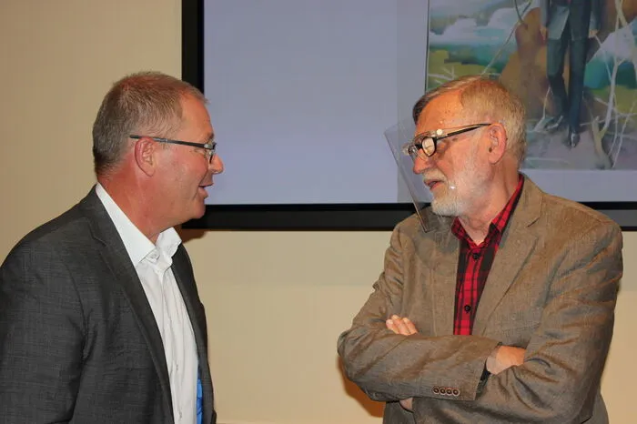 Die Besucher, darunter Köflachs Stadtchef Helmut Linhart, Historiker Ernst Lasnik, Primar Peter Mrak, Unternehmerin Eveline Rudres und Hermann Riedl vom Verein ProVinz, bestaunten die Bilder, darunter das Tryptichon mit Werken Berg, Bach sowie Teich, das Selbstbildnisse von Dampfhofer an Lieblingsplätzen zeigt.