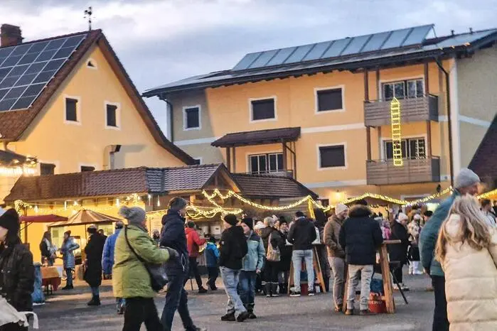 Für Familien gab es Höhepunkte wie Kutschenfahrten, einen Streichelzoo sowie Besuche von Nikolaus und Christkind.