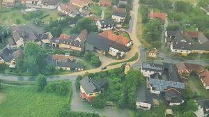 Zahlreiche Häuser und Keller sowie ganze Straßenzüge waren in Hainersdorf überschwemmt bzw. verschlammt