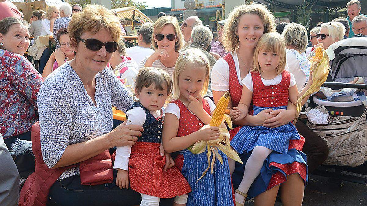 Im schönsten Festgewand. Heidi, Pau, Luise, Marie und Maria Millonig beim köstlichen Polentafest in Nötsch, das die Massen aus ganz Kärnten und auch aus dem Friaul anzog